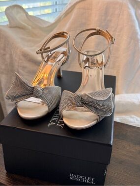 Badgley Mischka Remi Ivory Crystal Bow Kitten Heel Sandals Sz 10